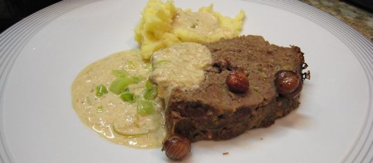 Haselnuss-Lauch-Hackbraten an Lauchsauce