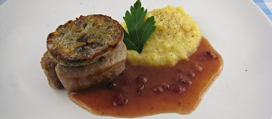 Schweinsfilet mit Marronikruste an Zimt-Preiselbeersauce