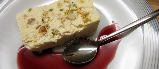 Lebkuchenparfait mit Glühweinsauce