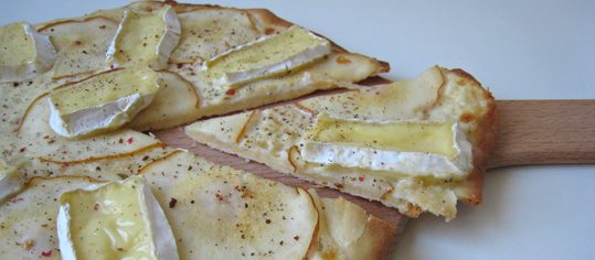Flammkuchen mit Camembert und Birne