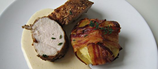 Poulet im Steinpilzmantel mit Speck-Kartoffelküchlein und Rahmsauce