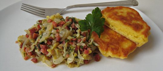Lauwarmer Chinakohlsalat mit Kartoffelbeignets