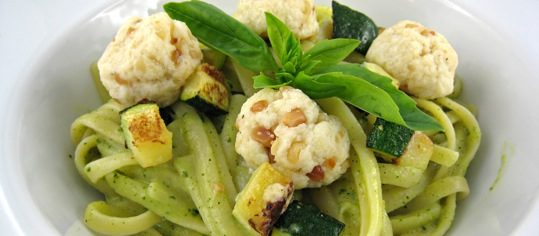 Spaghetti mit Zucchinicrème und Ricottakugeln