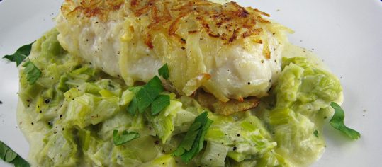 Dorschfilet im Kartoffelmantel auf Lauch