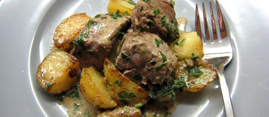 Rindsfiletwürfel mit Bratkartoffeln an Kräuterbutter