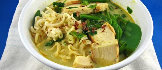 Curry-Chicken-Noodle-Soup mit Kokosmilch