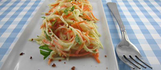 Coleslaw mit Kohlrabi und Rüebli