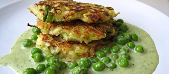 Kohlrabiküchlein an Erbsensauce