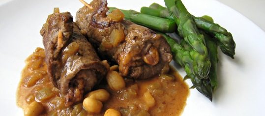Rindsröllchen an Erdnusssauce