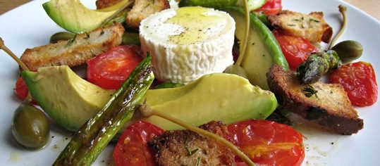 Avocado-Brotsalat mit Ziegenkäse
