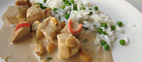 Pouletgeschnetzeltes mit Erdnusssauce und Erbsenreis