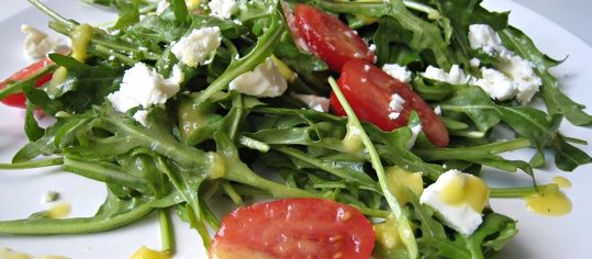 Rucolasalat mit Feta und Mango-Dressing