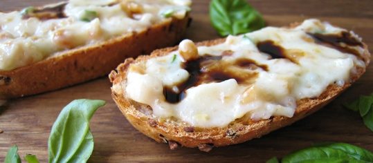 Crostini mit Parmesancrème und Balsamico