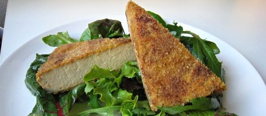 Knuspertofu mit Curry auf Blattsalat
