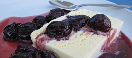 Balsamicokirschen mit Vanilleglacé