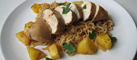 Pochierte Pouletbrust mit Ananas-Nudeln