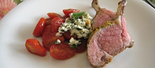 Lammracks mit Feta-Pesto und marinierten Tomaten