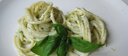 Spaghetti mit Ricotta, Basilikum und Zitrone