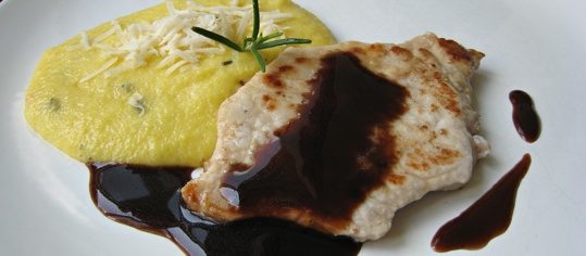 Scaloppine al balsamico mit cremiger Rosmarinpolenta
