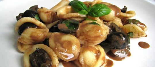 Orecchiette an sämiger Oliven-Balsamico-Sauce