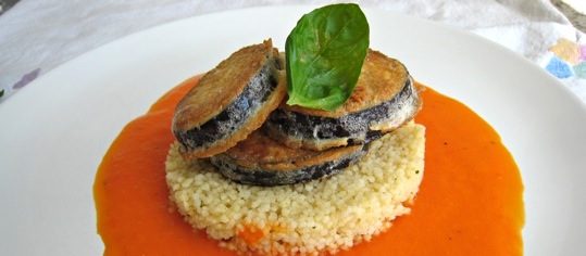 Auberginen-Piccata auf Couscous mit Peperonisauce