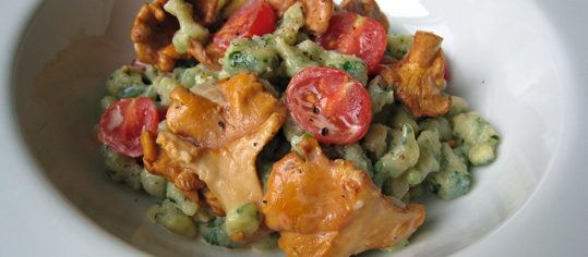 Petersilien-Knöpfli mit Eierschwämmli und Tomaten