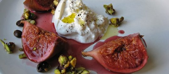 Burrata mit Portweinfeigen und Pistazienkrokant