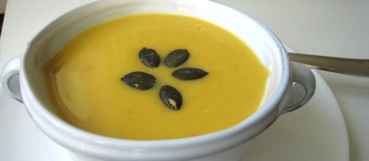 Kürbiscrèmesuppe mit einem Hauch von Erdnuss