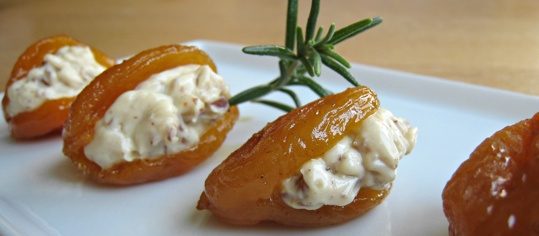Zimtaprikosen mit Ricotta-Nuss-Füllung