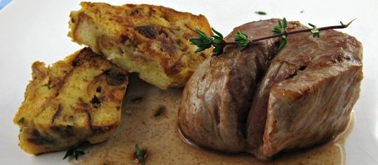 Schweinsfilet mit Laugen-Birnbrot-Knödel an Pfefferjus