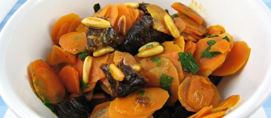 Rüebli-Pflaumensalat mit Pinienkernen
