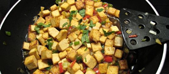 Gebratene Tofuwürfel an Chili-Honig-Sauce