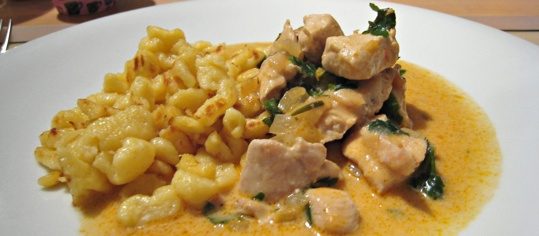 Poulet-Geschnetzeltes an Kräutersauce mit Zitronenspätzli