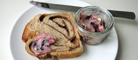Zimtbrot mit Heidelbeer-Honig-Butter
