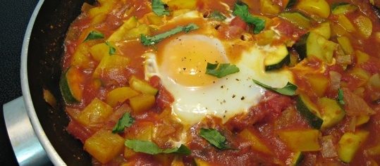 Gestocktes Ei auf orientalischem Ratatouille