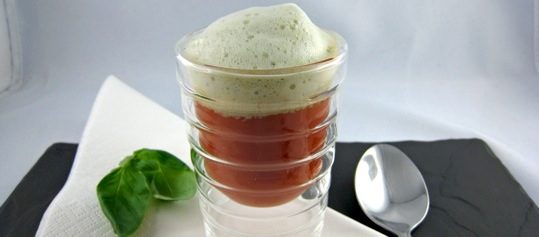 Cherrytomaten-Cappuccino mit Basilikumschaum