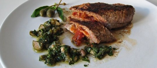 Gefülltes Kalbsschnitzel mit Basilikum-Kapern-Salsa