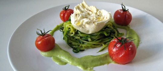 Mozzarella, Zucchini, confierte Tomaten und Avocadocreme