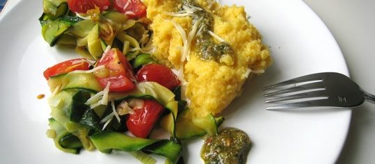 Zucchini, Tomaten, Polenta und Rauchmandel-Pesto
