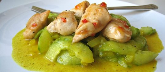 Curry-Gurkensalat mit Sweet-Chili-Poulet