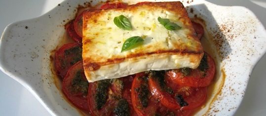Gebackener Honig-Feta auf Tomaten