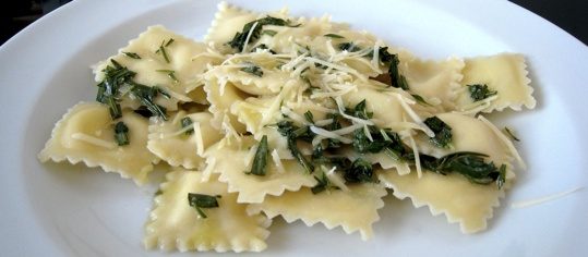 Ravioli mit Ricotta-Zitronenfüllung