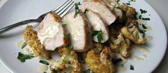 Poulet mit geröstetem Blumenkohl und Tahinisauce