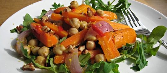 Rüeblisalat mit Kichererbsen und Rucola