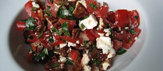 Tomaten-Dattel-Feta Salat mit Walnüssen