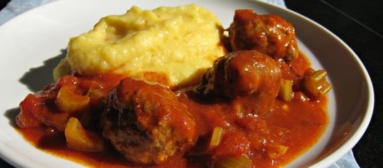 Polpette an geräucherter Paprika-Sauce mit Peperoni-Kartoffelstock