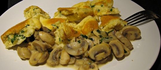 Pikanter Kaiserschmarrn mit Kräutern und Pilzen