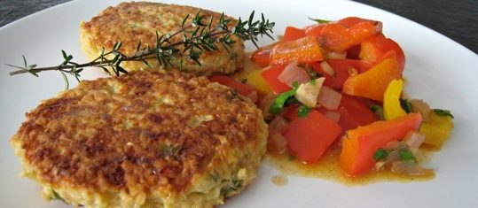Haferflocken-Puffer mit Peperoniragout