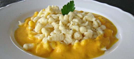 Quark-Knöpfli an Rüebli-Prosecco-Sauce