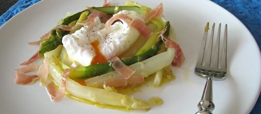 Spargelnest mit pochiertem Ei auf Curry-Quark